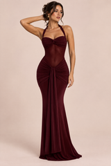 Vestido largo burdeos ajustado con escote halter y frunces