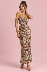 Vestido largo dorado de lentejuelas con adornos florales y escote cuadrado