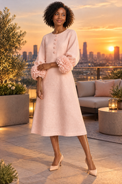 Robe midi rose coupe trapèze à manches bouffantes | Deuxième photo lifestyle | Lounelle Paris