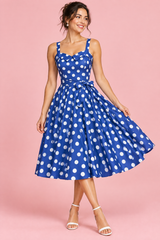 Vestido corto azul de lunares, corte evasé y escote corazón