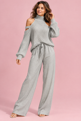 Conjunto oversize gris de dos piezas con detalle de abertura
