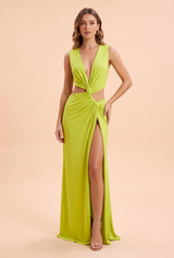 Vestido largo verde de escote asimétrico, con aberturas en la cintura y detalles dorados
