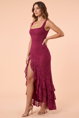 Vestido largo de encaje burdeos con escote pronunciado y volantes asimétricos