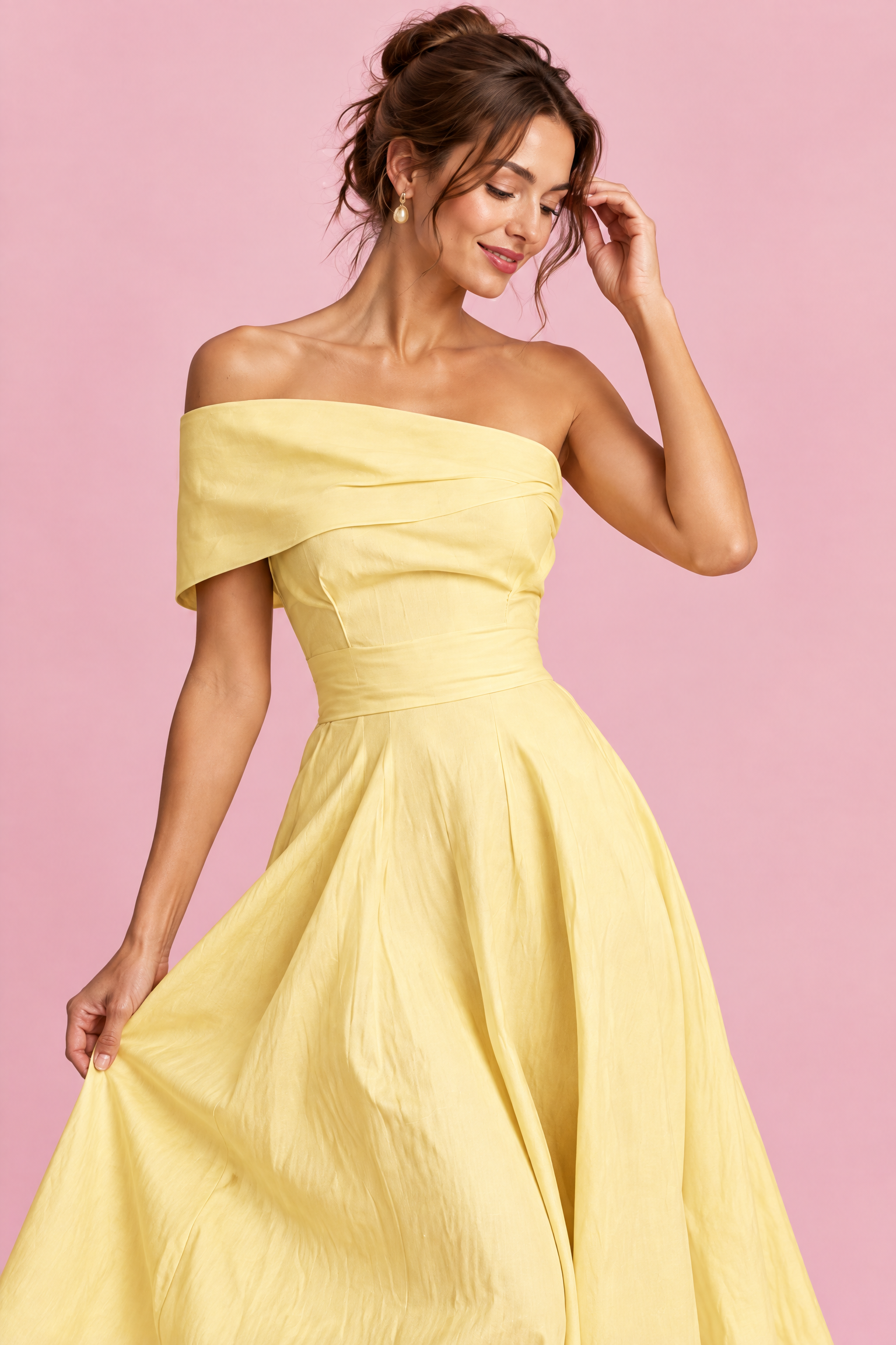 Robe asymétrique jaune à épaules dénudées | Vue rapprochée | Lounelle Paris