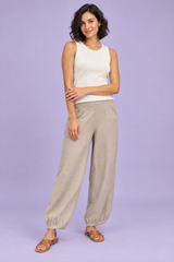 Pantalón beige tobillero de pierna ancha