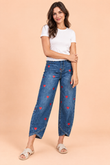 Pantalón azul de flores con abertura en el bajo