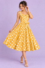 Vestido midi amarillo de lunares, corte evasé y escote corazón