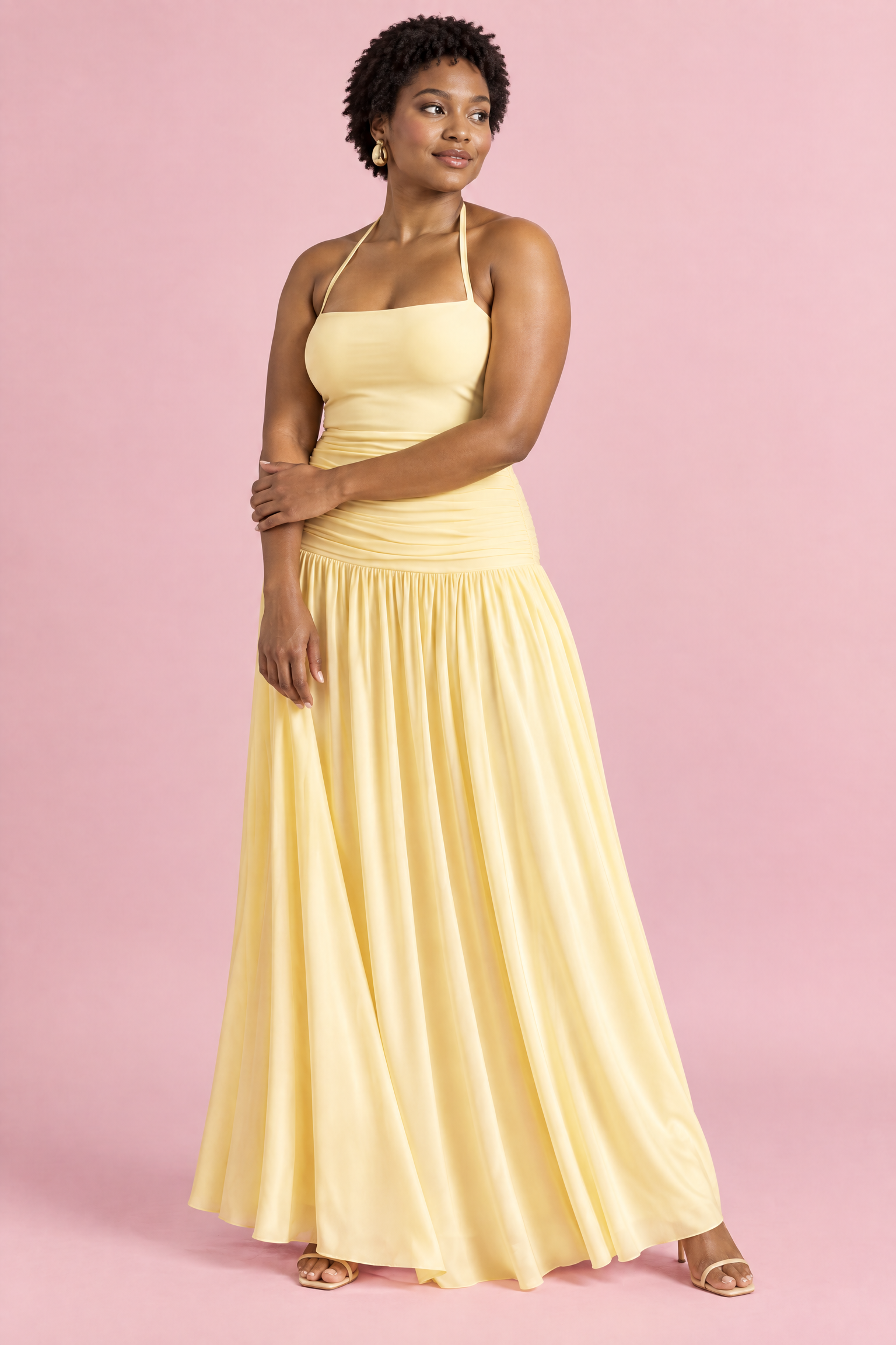 Robe longue jaune clair à encolure carrée et fronces | Porté sur une silhouette plus ronde | Lounelle Paris
