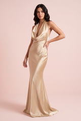 Vestido largo sirena dorado champán con espalda descubierta y escote halter drapeado