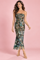 Vestido negro entallado sin tirantes