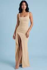 Vestido largo beige con escote cuadrado, fruncido y abertura