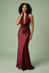Vestido largo sirena burdeos con espalda descubierta y escote halter drapeado