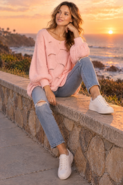 Pull rose oversize ajouré à col bateau | Deuxième photo lifestyle | Lounelle Paris