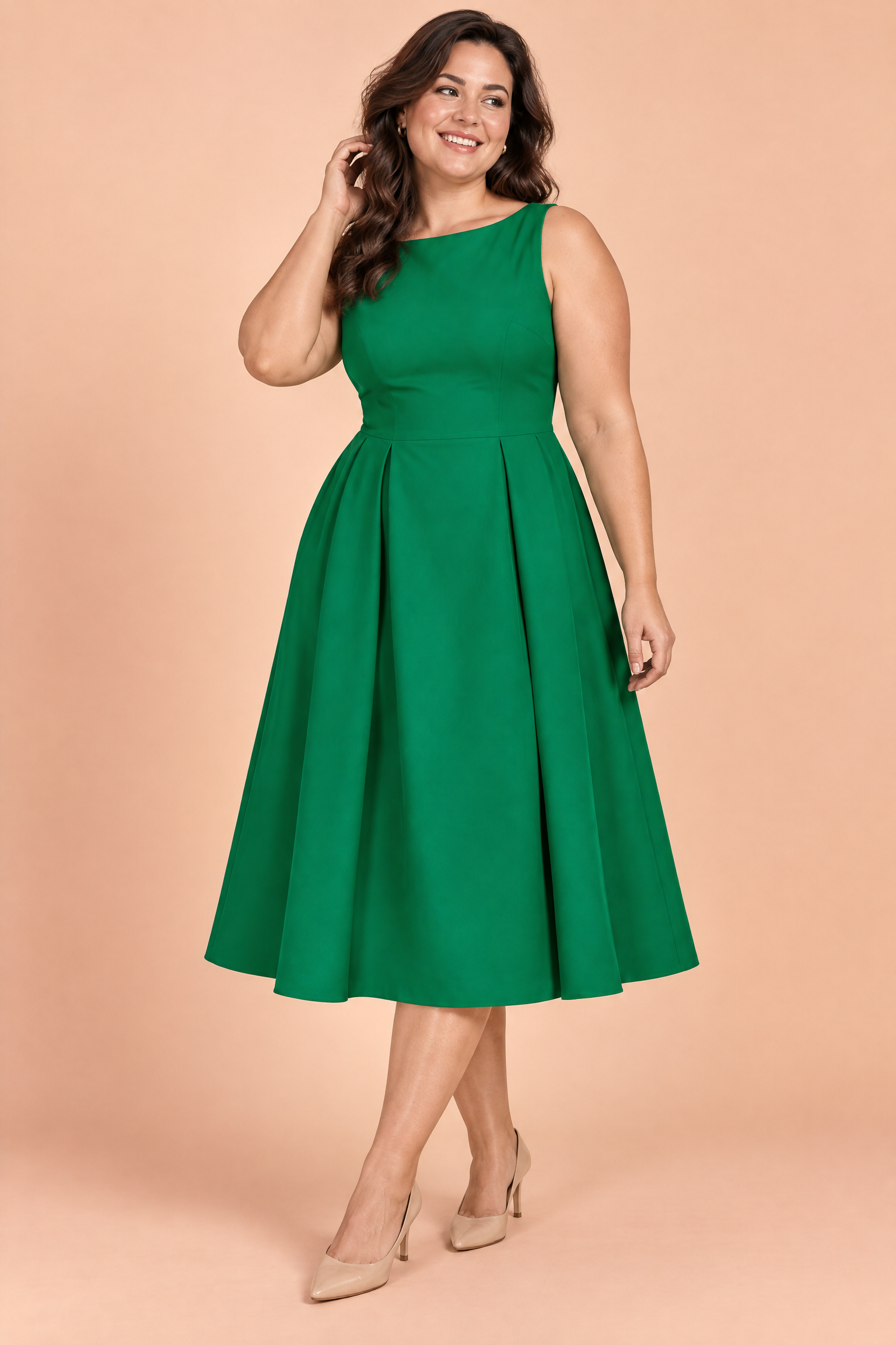 Robe verte à encolure bateau et coupe trapèze | Porté sur une silhouette plus ronde | Lounelle Paris