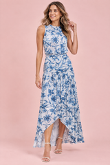 Vestido largo azul de cuello alto con detalle fruncido