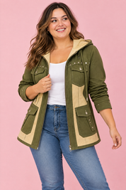 Veste à capuche olive à empiècements | Porté sur une silhouette plus ronde | Lounelle Paris