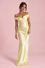 Vestido largo amarillo claro de satén con frunces y hombros descubiertos