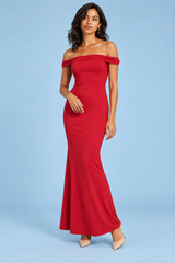 Vestido largo rojo asimétrico con hombros descubiertos y detalle retorcido