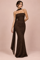 Vestido largo de encaje marrón oscuro con escote palabra de honor y detalle de pañuelo