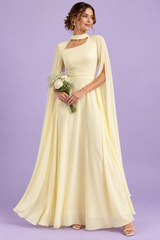 Vestido largo amarillo claro con escote cuadrado y mangas capa