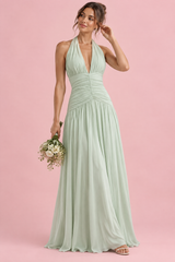 Vestido largo verde claro con escote pronunciado y detalles fruncidos