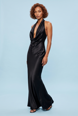 Vestido largo sirena negro con espalda descubierta y escote halter drapeado