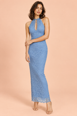 Vestido largo de encaje azul claro con escote asimétrico y detalle de cuello