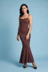 Vestido largo de corte sirena marrón con lunares y escote drapeado