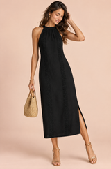 Vestido midi negro plisado con abertura, sin mangas