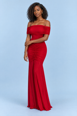 Vestido largo rojo fruncido con escote bardot