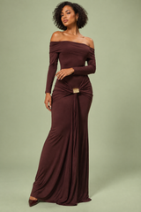 Vestido maxi asimétrico burdeos con fruncidos y drapeado