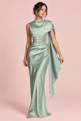 Vestido largo de satén verde salvia con escote drapeado
