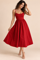 Vestido midi rojo plisado de corte evasé