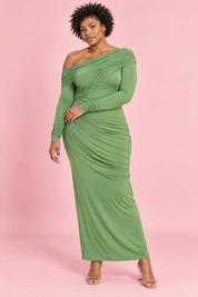 Robe longue verte à encolure asymétrique et détails froncés | Porté sur une silhouette plus ronde | Lounelle Paris