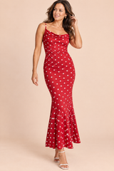 Vestido largo rojo de lunares con corte sirena y escote drapeado