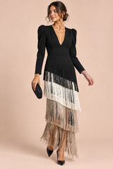 Vestido negro con flecos y escote en V
