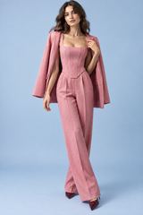 Traje de tres piezas con corsé rosa