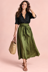 Conjunto de camisa y falda larga verde oliva con cinturón