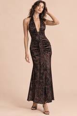 Vestido largo marrón fruncido con cuello halter