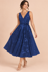 Vestido midi floral azul marino de corte evasé