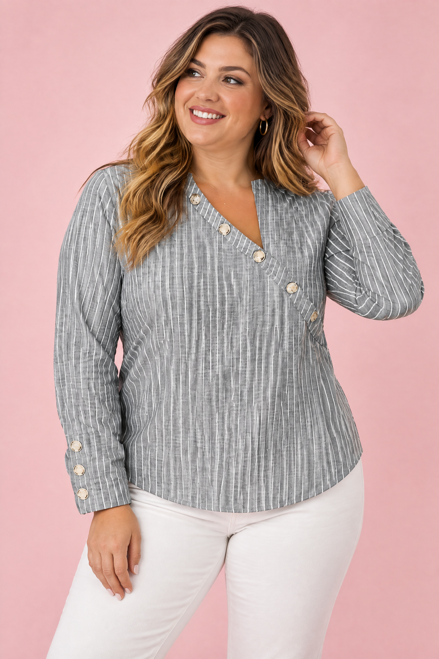 Blouse rayée asymétrique grise | Porté sur une silhouette plus ronde | Lounelle Paris