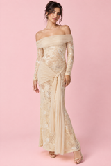 Vestido largo beige de encaje con escote Bardot, fruncido y fajín