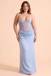 Robe longue bustier à corsage corset bleu clair | Porté sur une silhouette plus ronde | Lounelle Paris