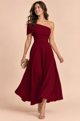 Vestido burdeos asimétrico de hombros descubiertos