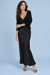 Vestido maxi de satén con escote asimétrico y detalles de plumas en negro