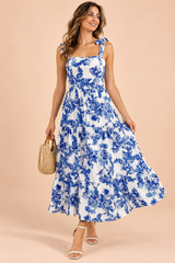 Vestido largo azul de flores con volantes y escote cuadrado