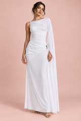 Vestido largo blanco de cuello alto, con drapeado y mangas capa