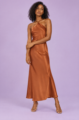 Vestido largo marrón con detalle retorcido, cuello halter y capa