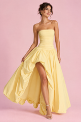 Vestido amarillo fruncido de palabra de honor