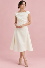 Vestido midi evasé blanco crema con escote barco